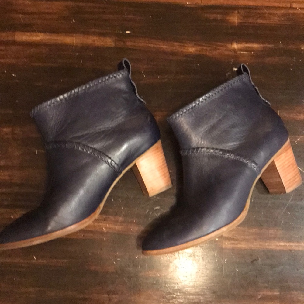 Navy blue Jack Rogers pull on booties